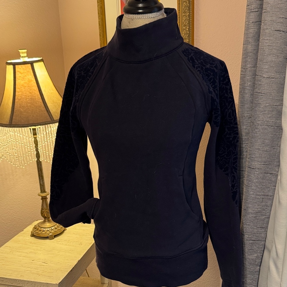 Lululemon Navy mock Turtleneck Sweatshirt sz 6